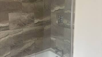 Ducha, toallas, jabón, shampoo