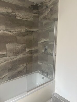 Ducha, toallas, jabón y champú