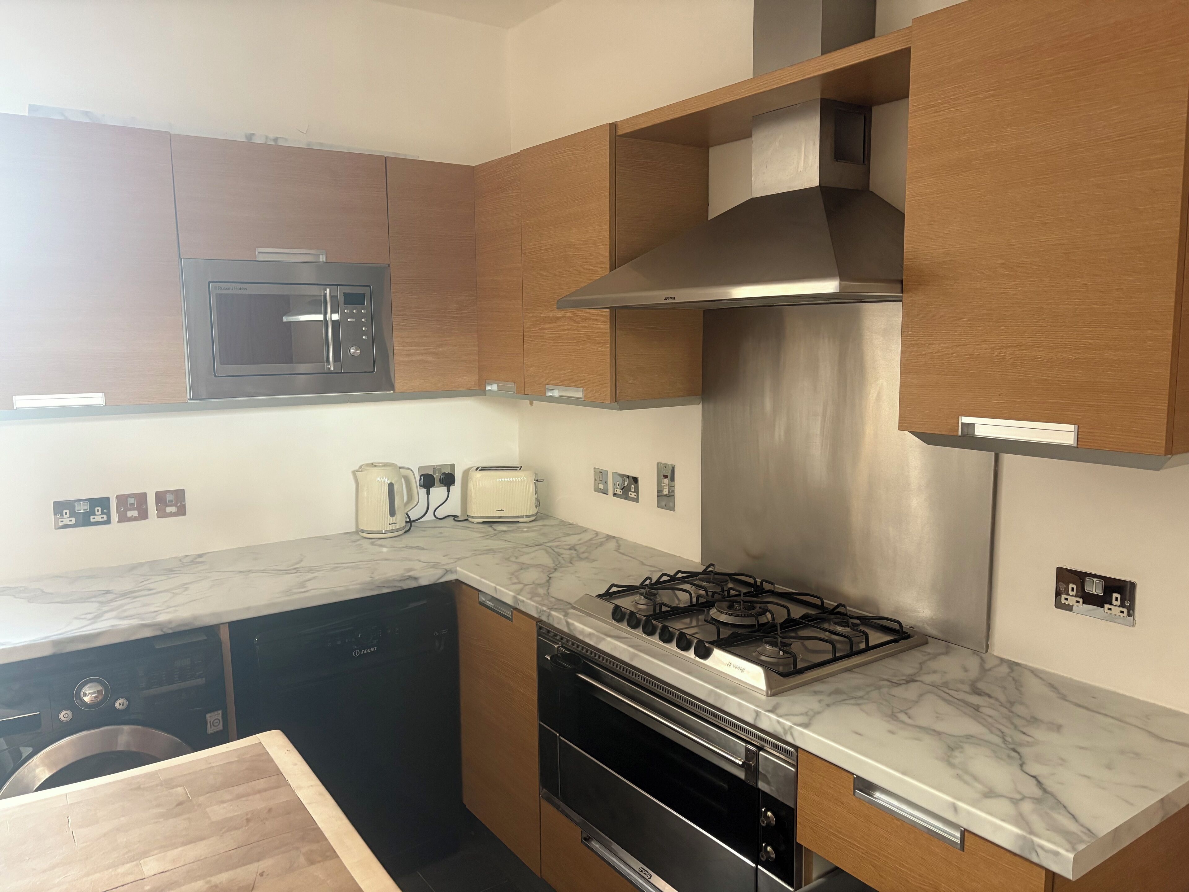 Kjøleskap, mikrobølgeovn, ovn og oppvaskmaskin