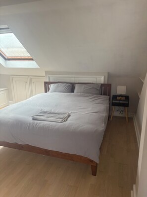 2 bedrooms, iron/ironing board, free WiFi, bed sheets - Spacious 2-Bedroom Apartment on quiet road near Clapham Junction station (London)