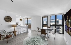 Dining - Charming 1-bedroom condo with AC in vibrant Ocean View at Miami Beach (Miami)