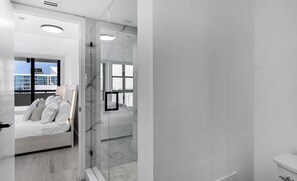 Suihku, hiustenkuivaaja, pyyhkeet, vessapaperi