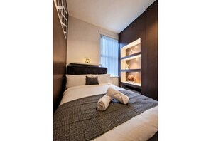 Iron/ironing board, free WiFi, bed sheets - Lodginet Stays - County Cosy | 1BR Flat 2 (Liverpool)