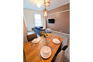 Dining - Lodginet Stays - County Cosy | 1BR Flat 2 (Liverpool)