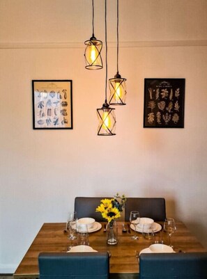 Dining - Lodginet Stays - County Cosy | 1BR Flat 2 (Liverpool)
