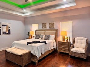 Tabla de planchar con plancha, wifi y ropa de cama