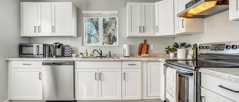 Kylskåp, mikrovågsugn, ugn och spishäll