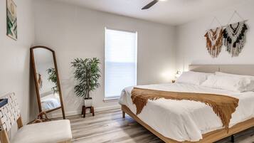 Fer et planche à repasser, lit parapluie, Wi-Fi gratuit, draps fournis