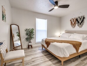 Een strijkplank/strijkijzer, reisbedje, gratis wifi, beddengoed