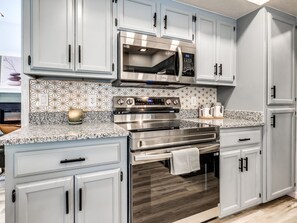 Een koelkast, een microgolfoven, een oven, een kookplaat