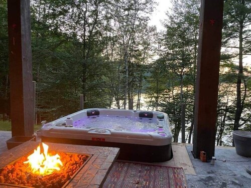 Millet Lake House • Hot Tub •  Sandy Private Beach • Chester
