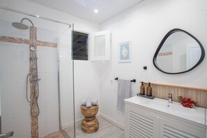 Shower, hair dryer, towels - Alizéa (Le Diamant)