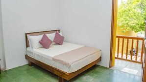 A single bed with a wooden frame, white bedding, and two pillows. - SGH SAN AGUSTIN HOTEL (Santa Marta)