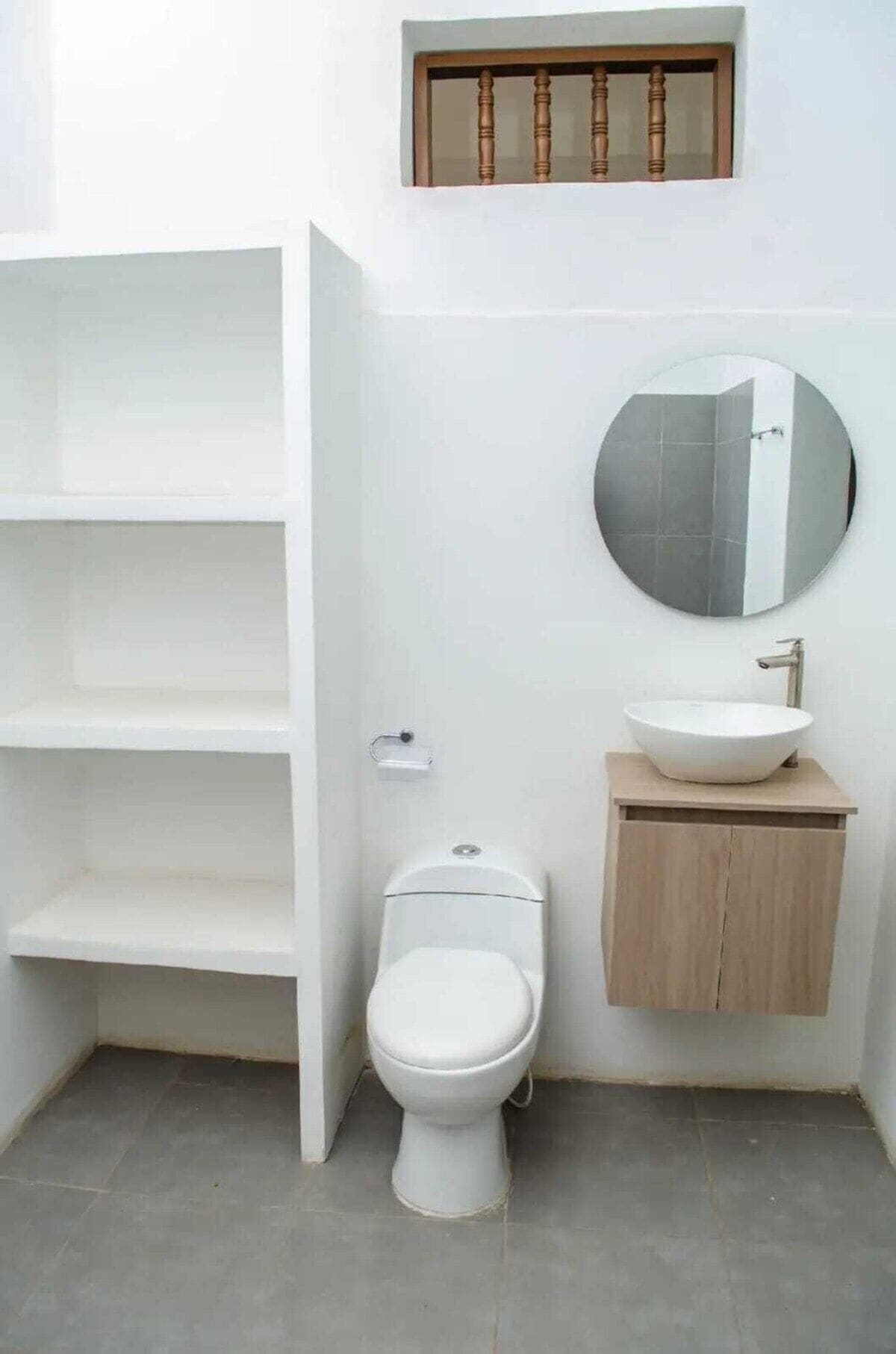 シャワー、タオル、石鹸、トイレットペーパー