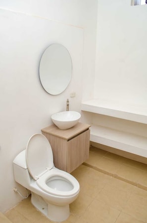 Douche, serviettes fournies, savon, papier toilette