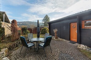Outdoor dining - Holiday Home 'Frenkhausener Ruhepol' with Mountain View, Private Terrace & Wi-Fi (Meschede)