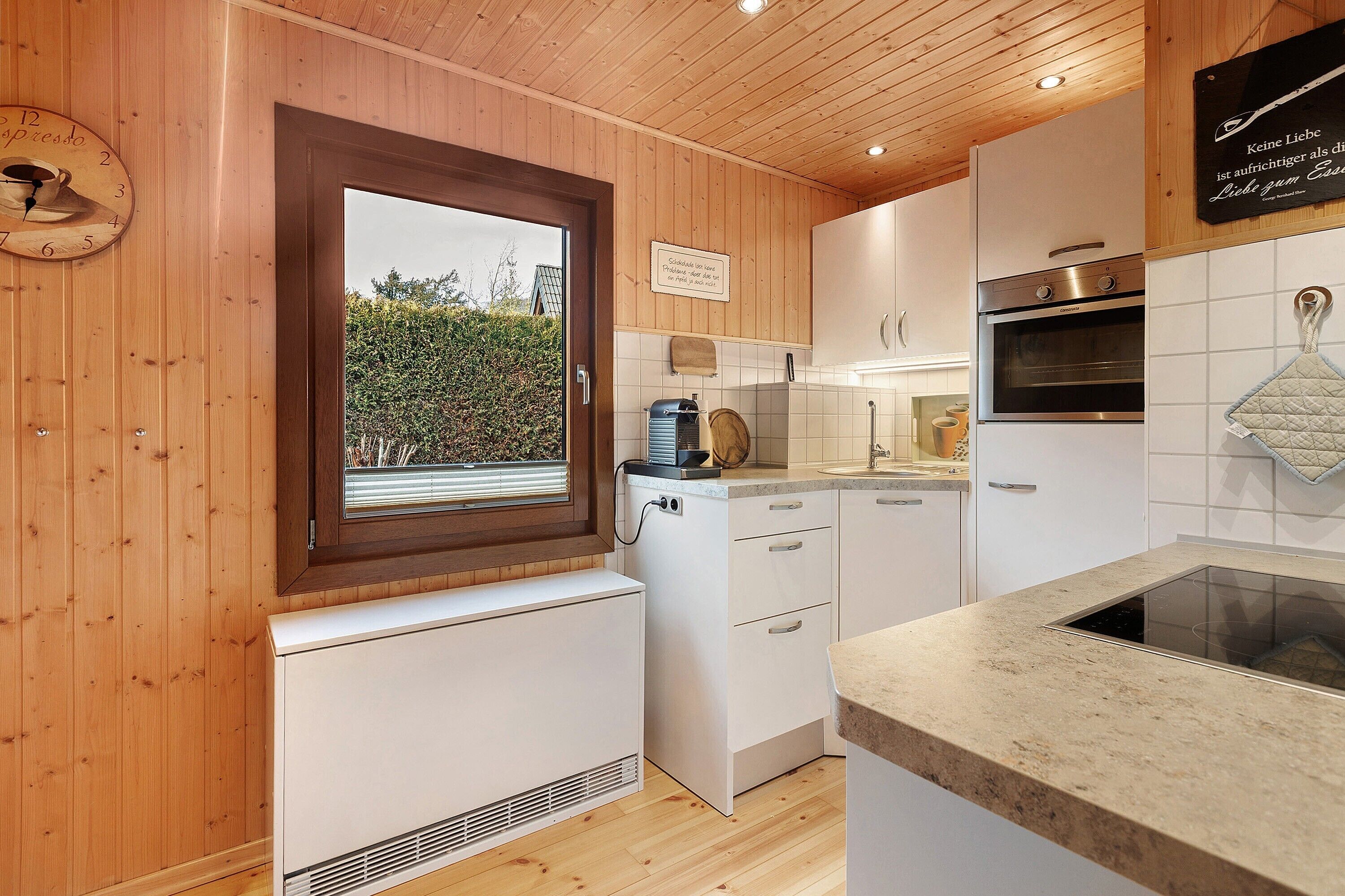 Kühlschrank, Ofen, Herdplatte, Wasserkocher mit Kaffee-/Teezubehör