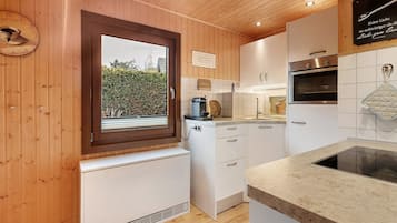 Kühlschrank, Ofen, Herdplatte, Wasserkocher mit Kaffee-/Teezubehör