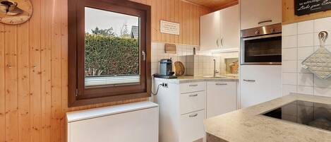 Jääkaappi, uuni, liesi, kahvin-/teenkeitin