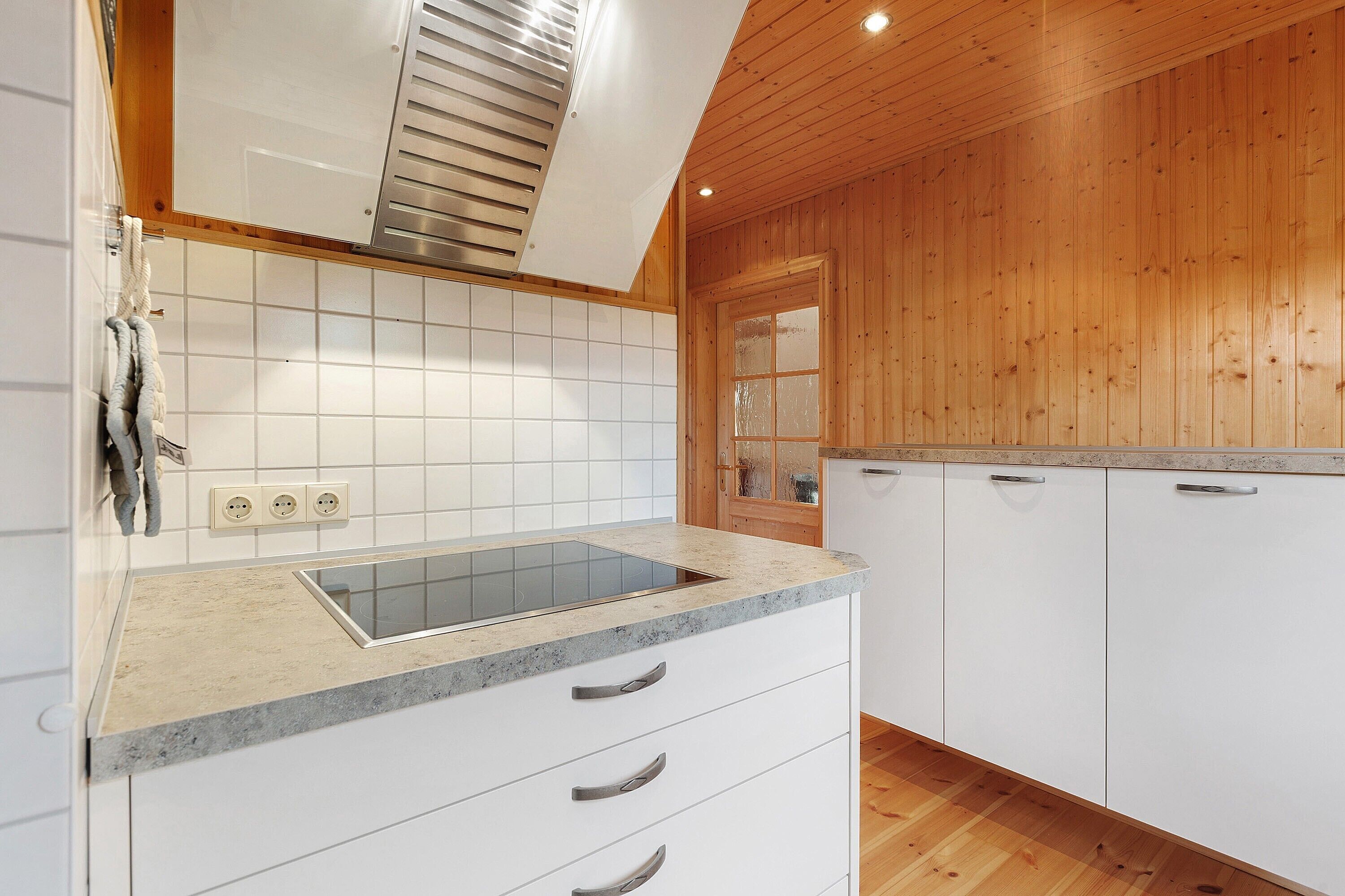 Kühlschrank, Ofen, Herdplatte, Wasserkocher mit Kaffee-/Teezubehör