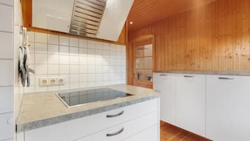 Een koelkast, een oven, een kookplaat, een koffiezetapparaat/waterkoker