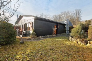 Exterior - Holiday Home 'Frenkhausener Ruhepol' with Mountain View, Private Terrace & Wi-Fi (Meschede)