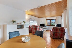 Dining - Holiday Home 'Frenkhausener Ruhepol' with Mountain View, Private Terrace & Wi-Fi (Meschede)