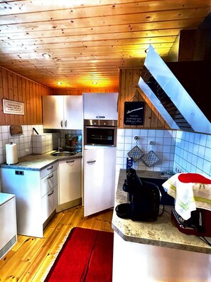 Fridge, oven, stovetop, coffee/tea maker - Holiday Home 'Frenkhausener Ruhepol' with Mountain View, Private Terrace & Wi-Fi (Meschede)