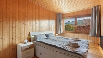 2 bedrooms, desk, WiFi, bed sheets