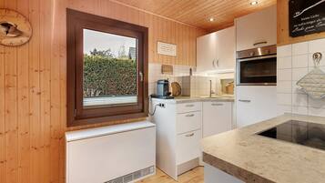 Een koelkast, een oven, een kookplaat, een koffiezetapparaat/waterkoker