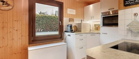 Fridge, oven, stovetop, coffee/tea maker