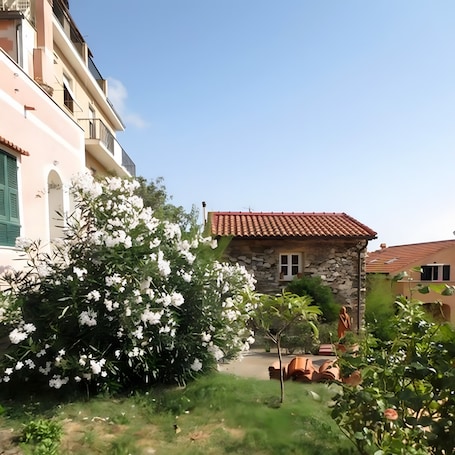 Property grounds. 'Peperoncino' Room with Hill View