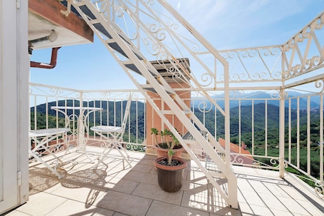 Property grounds. 'Peperoncino' Room with Hill View