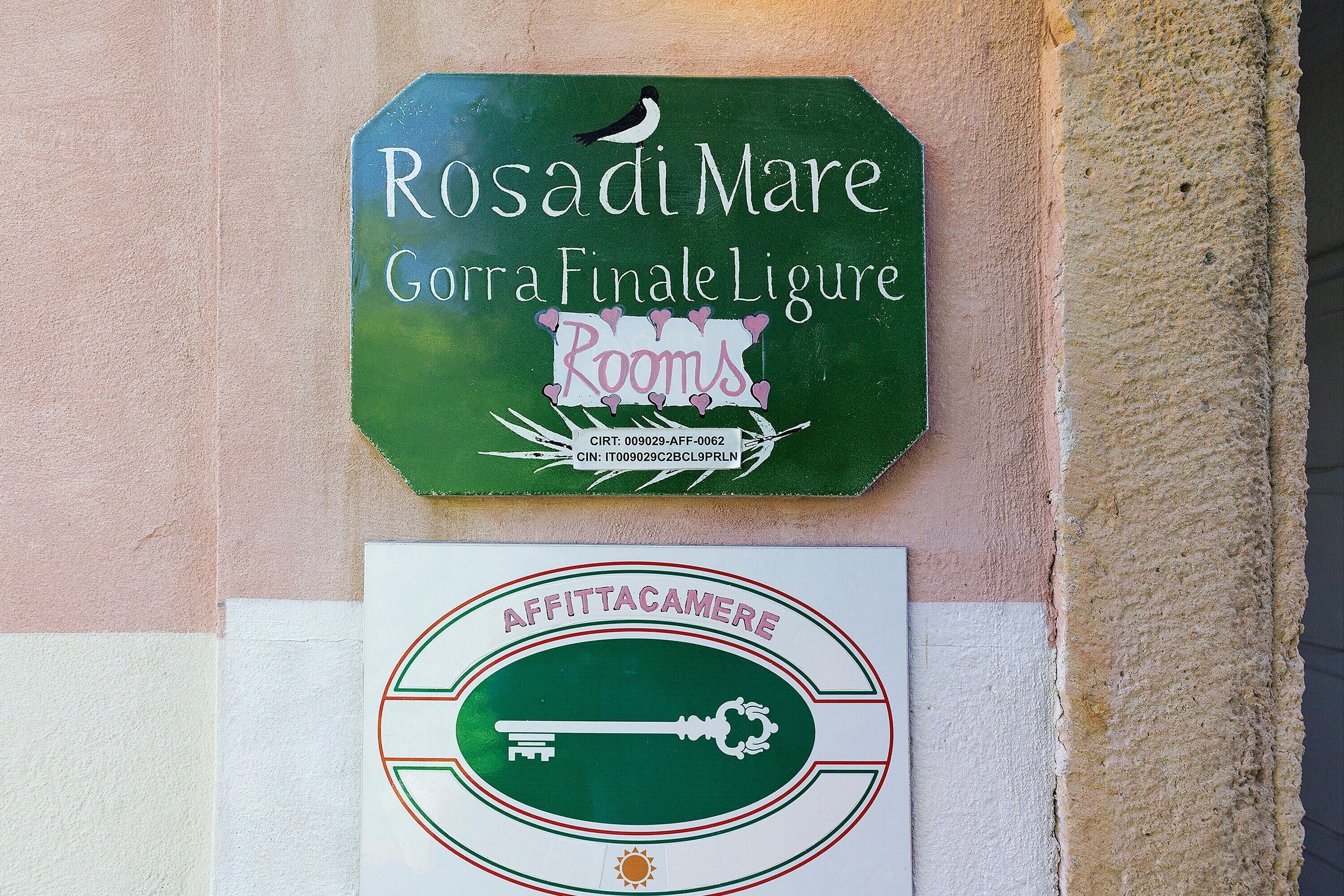 Un cartel con la inscripción 'Rosadi Mare' y 'Gorra Finale Ligure' que indica un lugar.