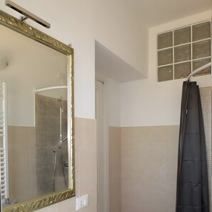 Shower, hair dryer, towels - Rosmarino Room with Hill View (finale ligure)