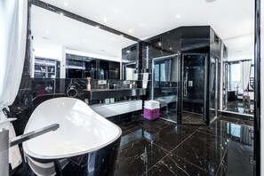 Douche, sèche-cheveux, serviettes fournies, savon