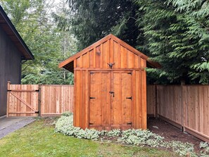 Property grounds - Garibaldi Getaway: hot tub, pool table, fire pit & EV charger - adventure base (Squamish)