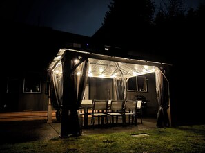 Outdoor dining - Garibaldi Getaway: hot tub, pool table, fire pit & EV charger - adventure base (Squamish)