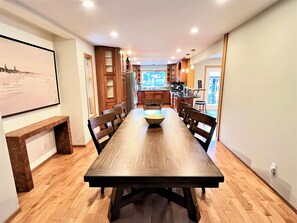 Dining - Garibaldi Getaway: hot tub, pool table, fire pit & EV charger - adventure base (Squamish)