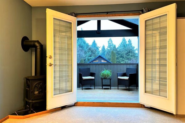 Interior - Garibaldi Getaway: hot tub, pool table, fire pit & EV charger - adventure base (Squamish)