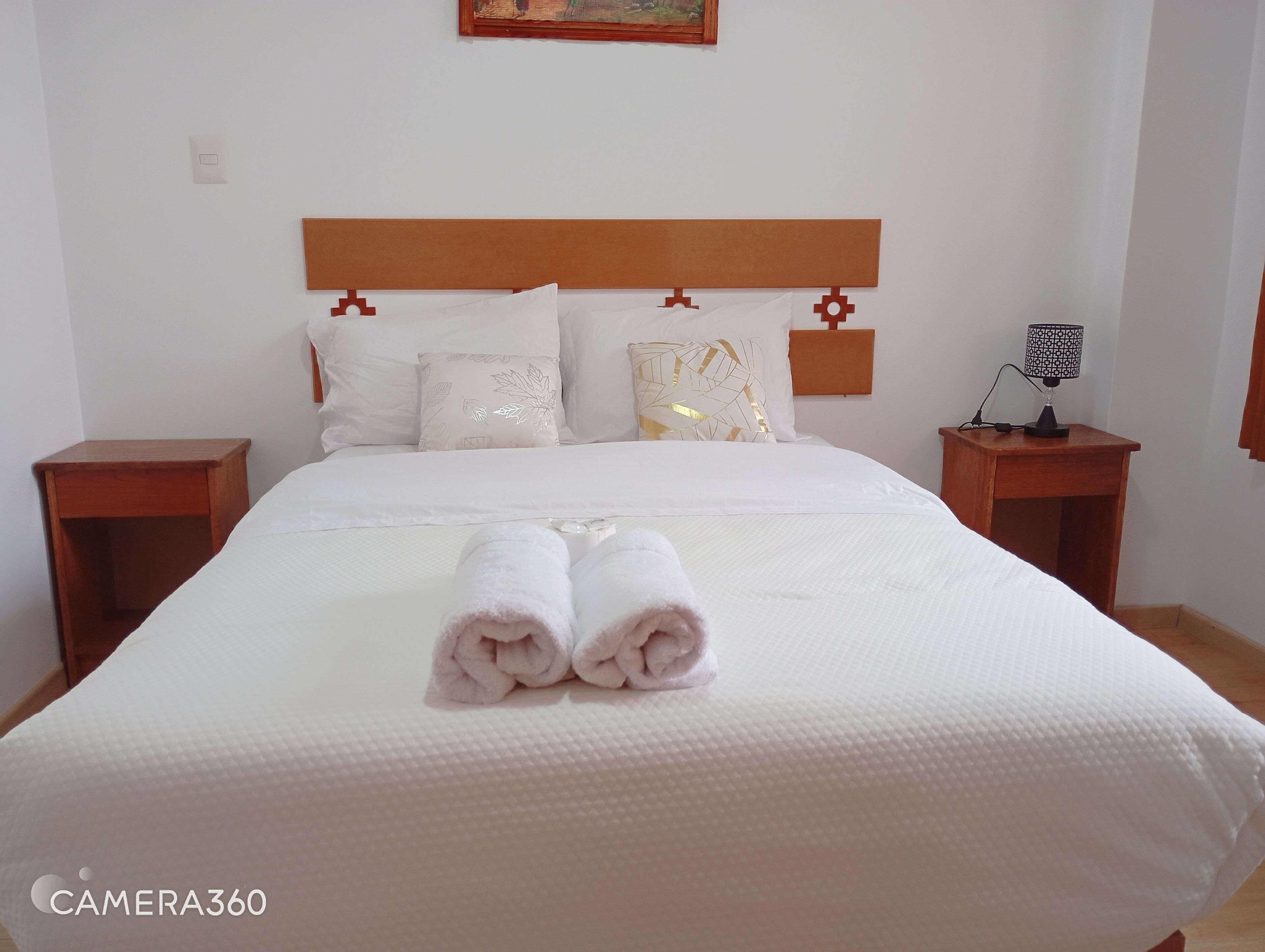 Standard-Doppelzimmer, Terrasse, Blick auf den Innenhof | Laptopgeeigneter Arbeitsplatz, kostenloses WLAN