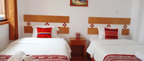 Quarto duplo standard, varanda, vista para o pátio | Banheiro | Chuveiro, toalhas de banho, sabonete, papel higiênico