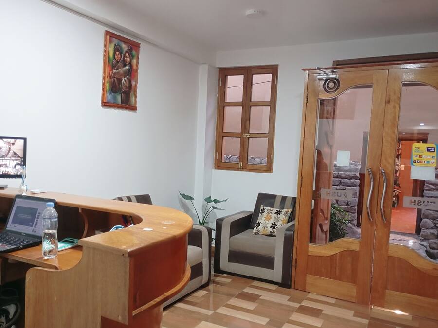 Quầy tiếp tân