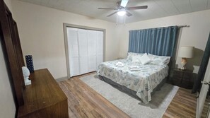 3 bedrooms, iron/ironing board, WiFi, bed sheets - 3-bedroom house in charming Galveston. Centrally located,  close to it all! (Galveston)