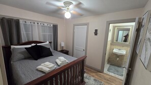 3 bedrooms, iron/ironing board, WiFi, bed sheets - 3-bedroom house in charming Galveston. Centrally located, close to it all! (Galveston)