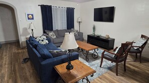 Living area - 3-bedroom house in charming Galveston. Centrally located, close to it all! (Galveston)