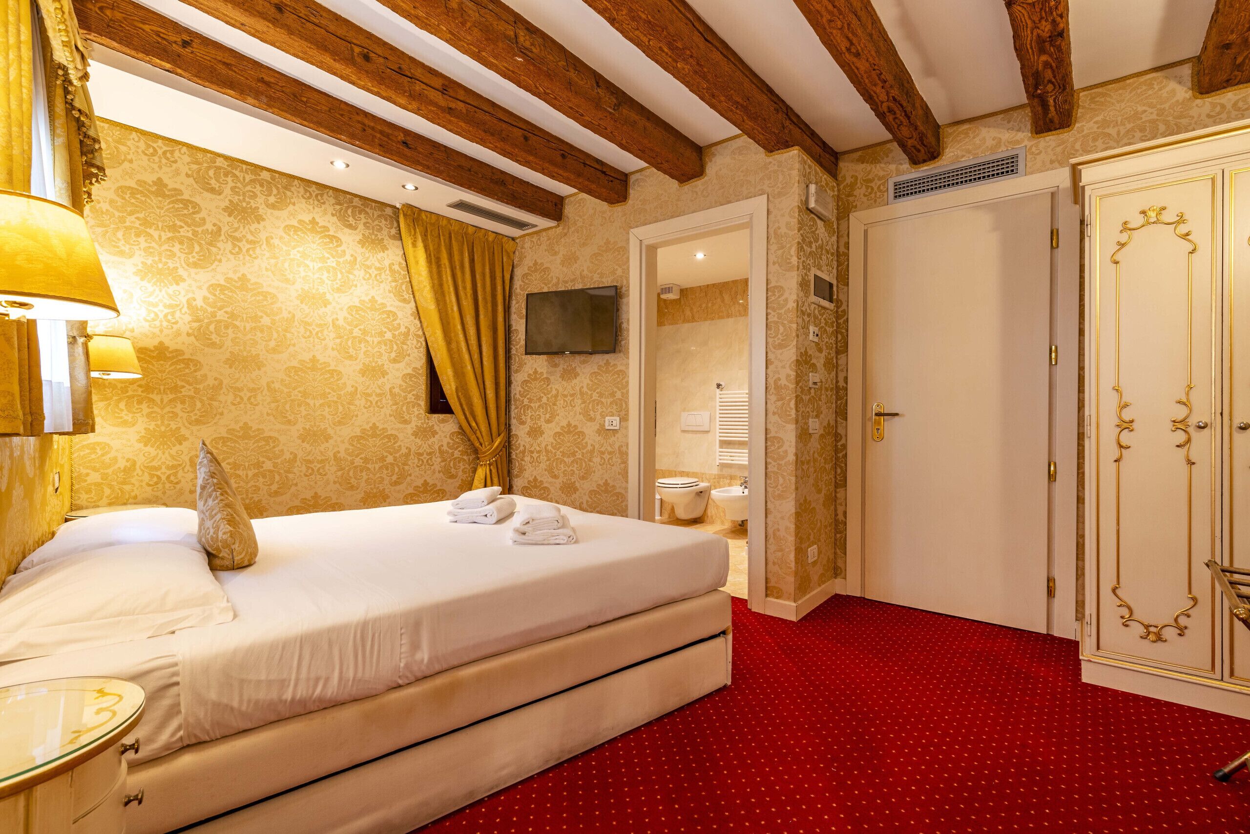 Tabla de planchar con plancha, wifi gratis, ropa de cama