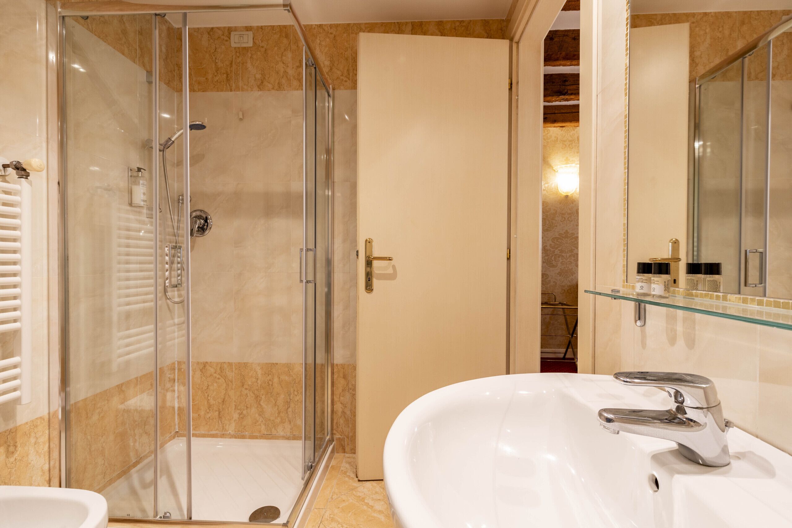 吹风机、坐浴桶、毛巾、肥皂