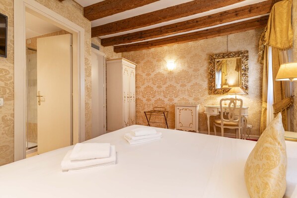 Silitysrauta/-lauta, ilmainen Wi-Fi, vuodevaatteet