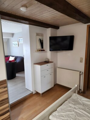 Silitysrauta/-lauta, Wi-Fi, vuodevaatteet